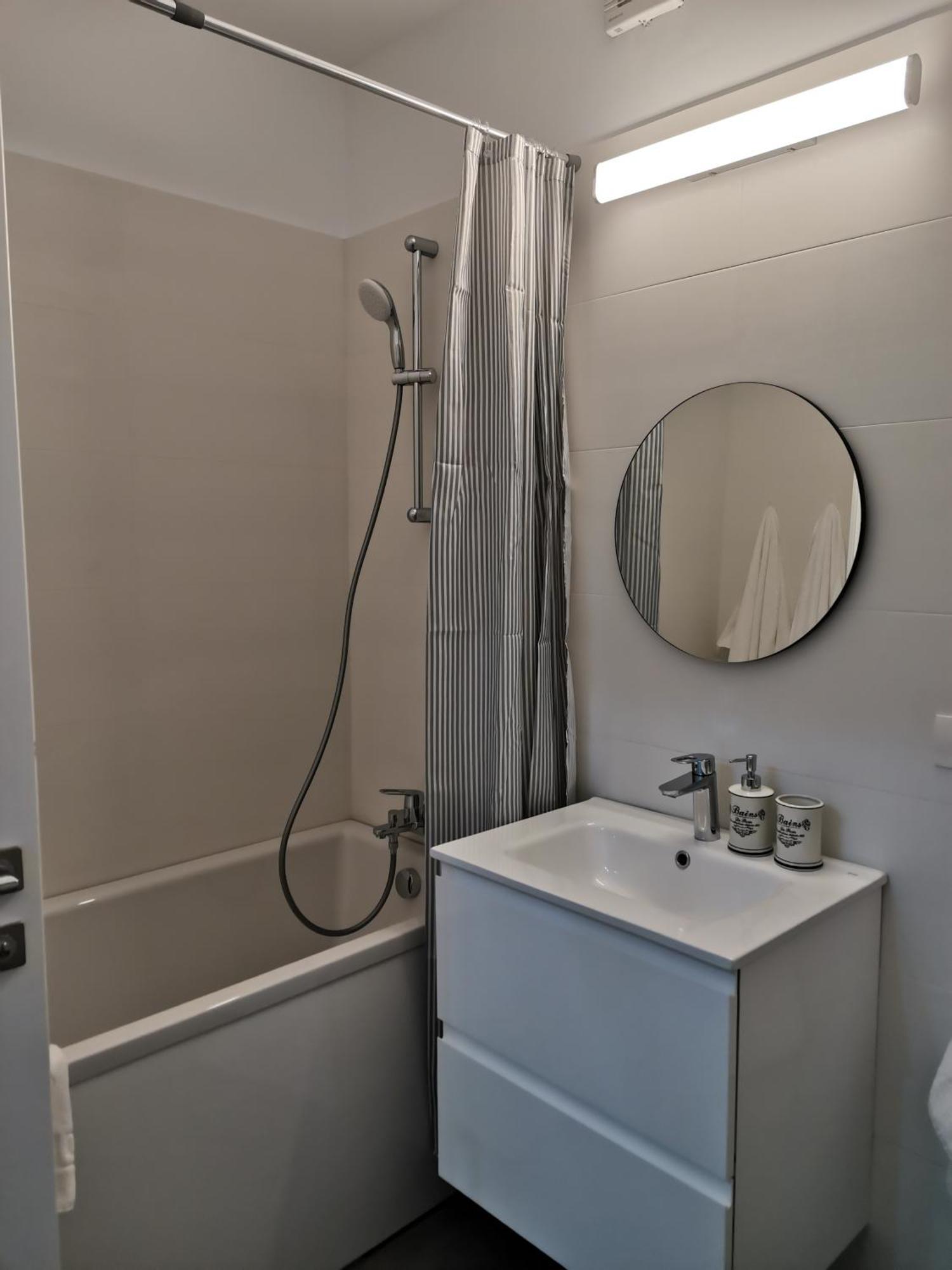 City Center Accommodation - 108 レシツァ エクステリア 写真